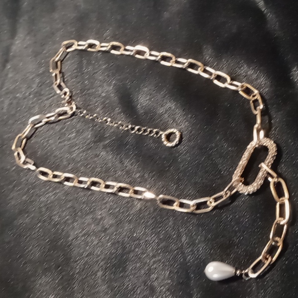 Paper clip chain with rhinestones and a drop pearl. Gold tone /white pearl like